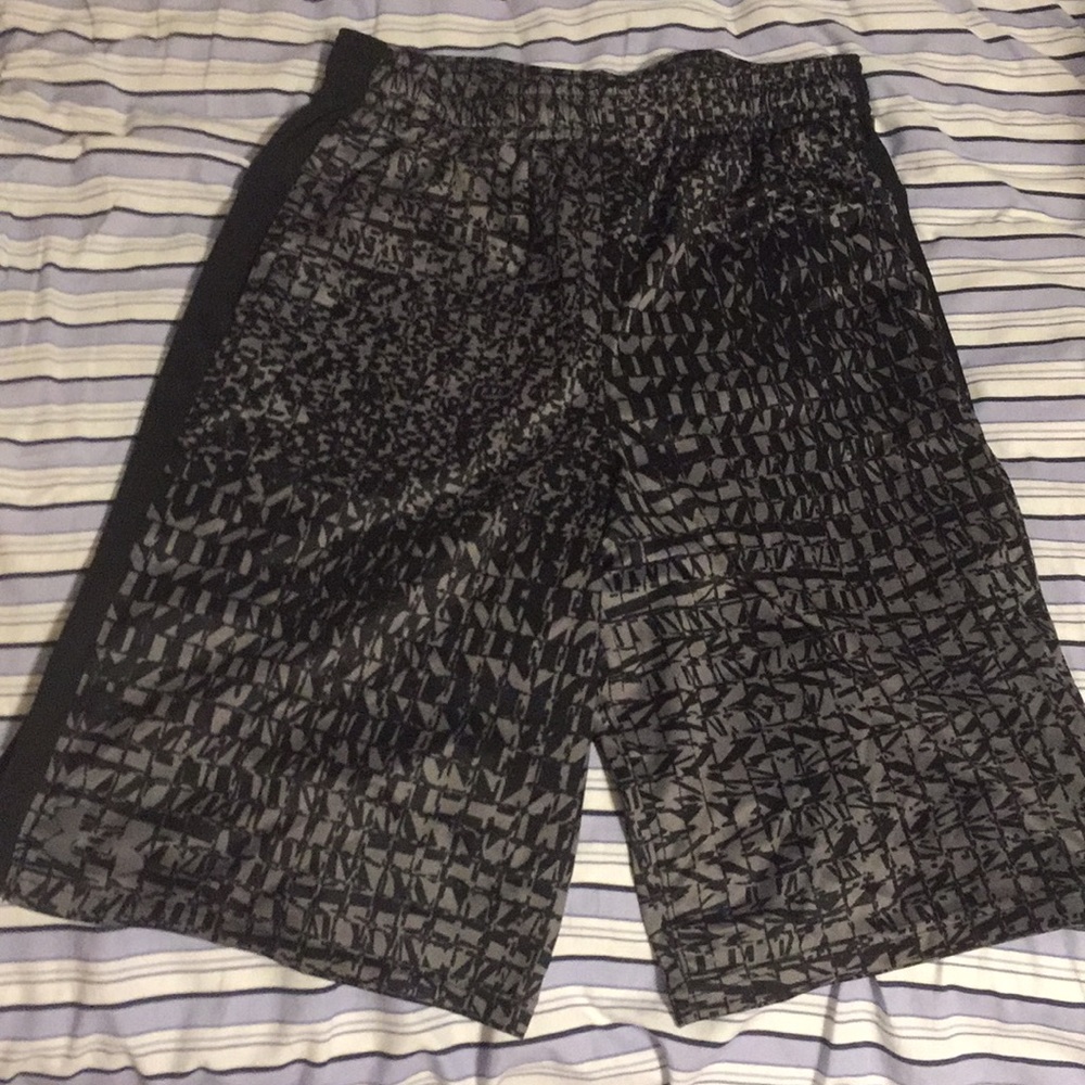 Under Armour Shorts (Size Youth Large)